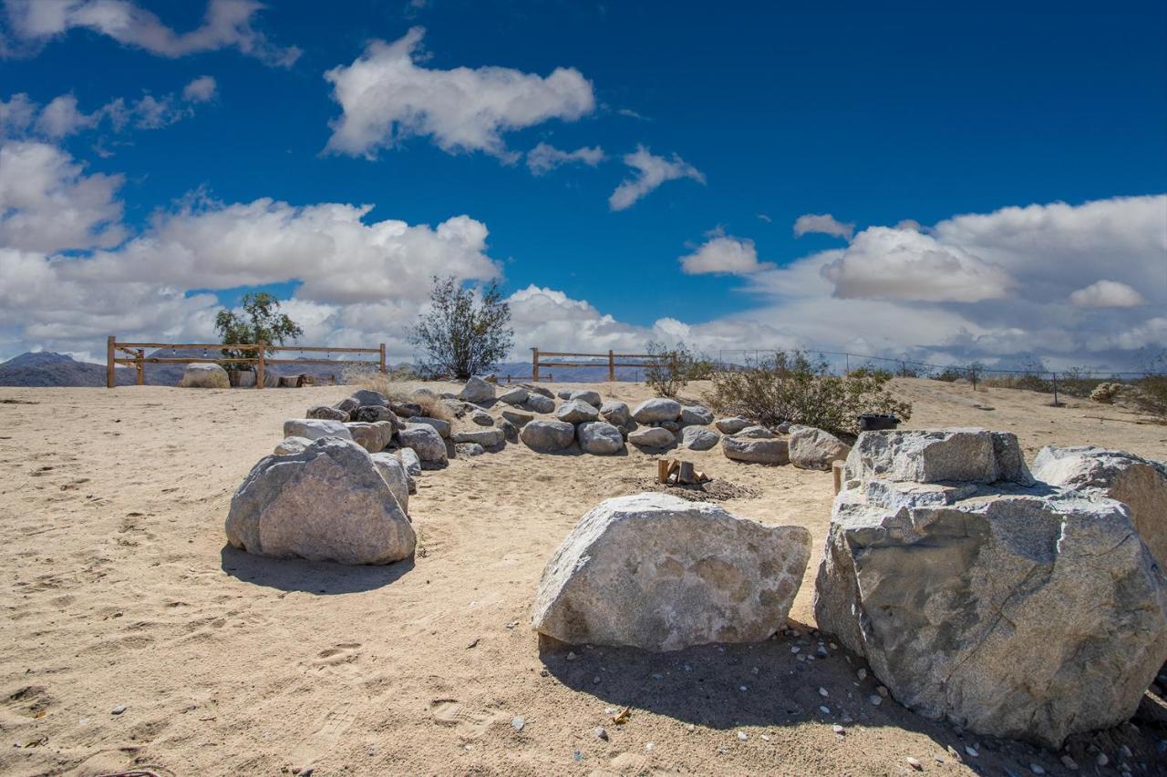 Sapphire Haven + Casita! Pool + Spa + Movie Theatre + 10 Min To Monument! Joshua Tree Bagian luar foto
