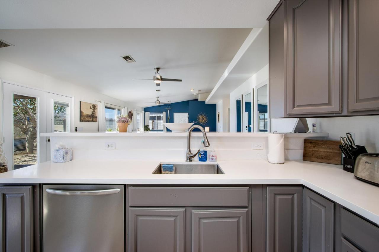 Sapphire Haven + Casita! Pool + Spa + Movie Theatre + 10 Min To Monument! Joshua Tree Bagian luar foto