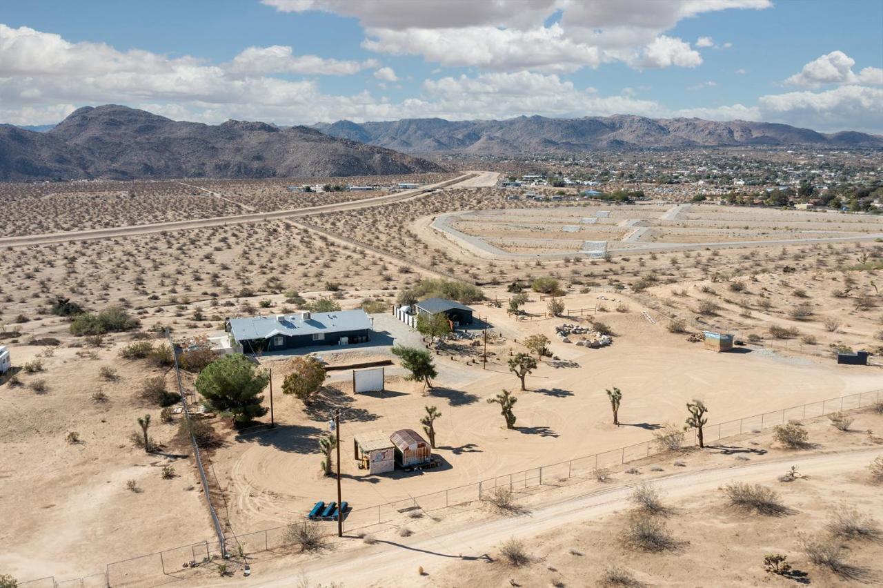 Sapphire Haven + Casita! Pool + Spa + Movie Theatre + 10 Min To Monument! Joshua Tree Bagian luar foto