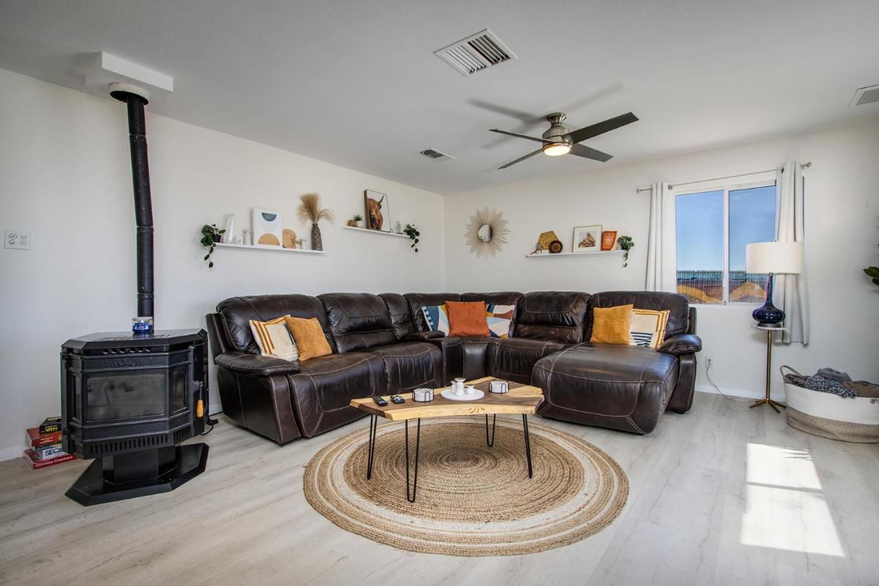 Sapphire Haven + Casita! Pool + Spa + Movie Theatre + 10 Min To Monument! Joshua Tree Bagian luar foto