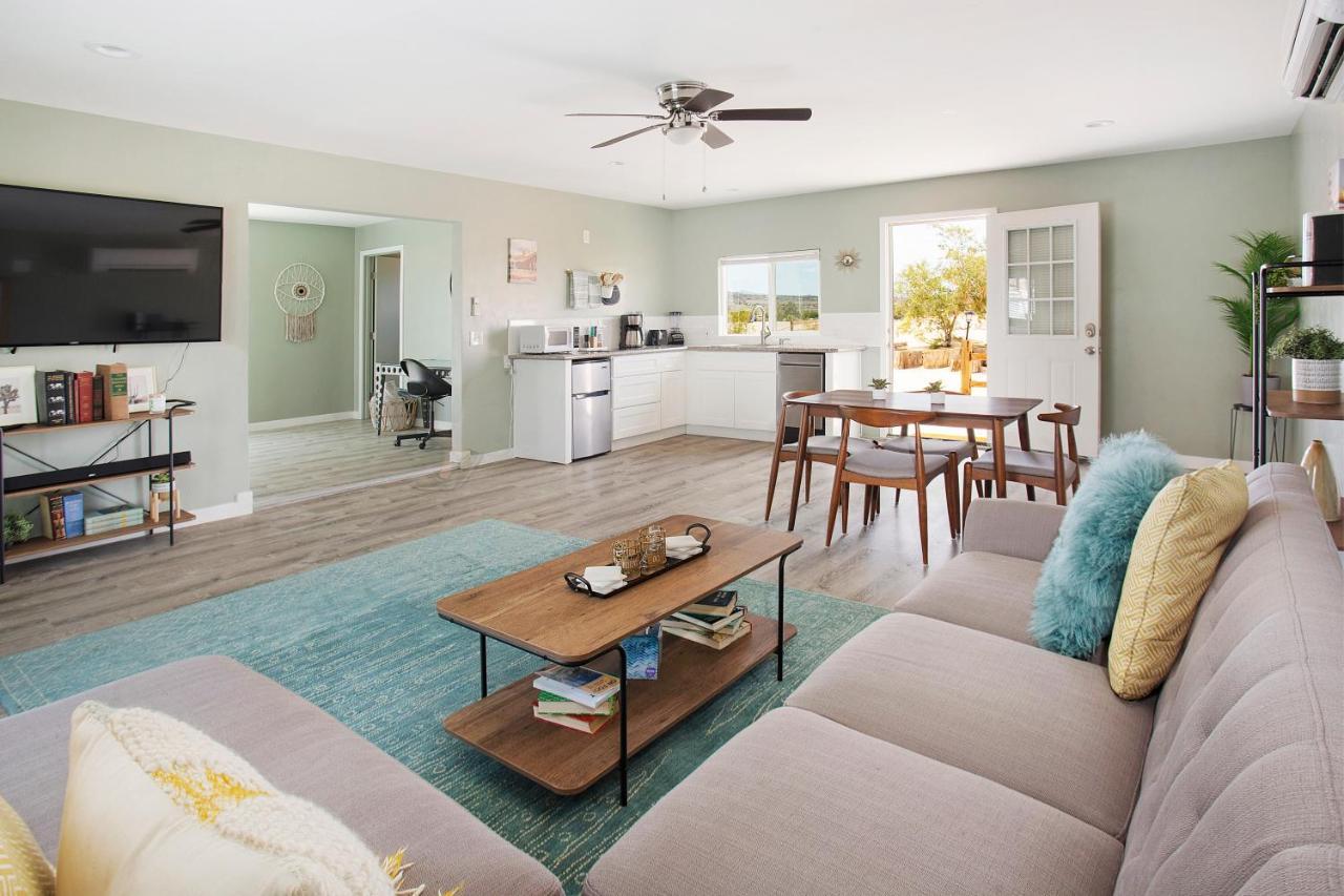 Sapphire Haven + Casita! Pool + Spa + Movie Theatre + 10 Min To Monument! Joshua Tree Bagian luar foto